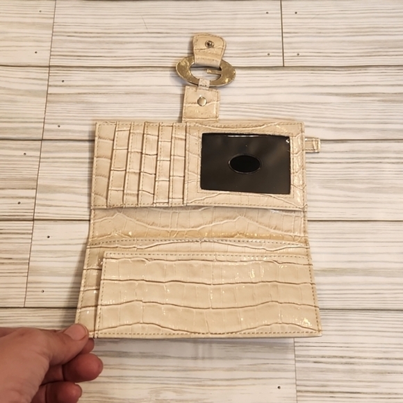 WOMENS Guess cream patent reptile skin wallet. - Picture 10 of 15